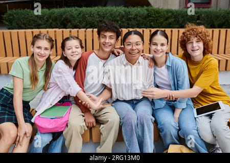 ritorno a scuola, ragazzi felici che si tengono per mano con un insegnante afroamericano, diversità, studio Foto Stock