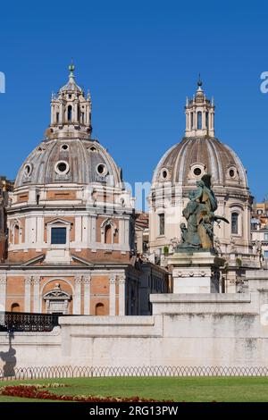 Città di Roma in Italia, Chiesa di Santa Maria di Loreto e Chiesa del Santo Nome di Maria al Foro Traiano Foto Stock