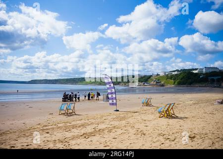 La troupe cinematografica in azione a Scarborough Beach con soffici nuvole nel cielo Foto Stock