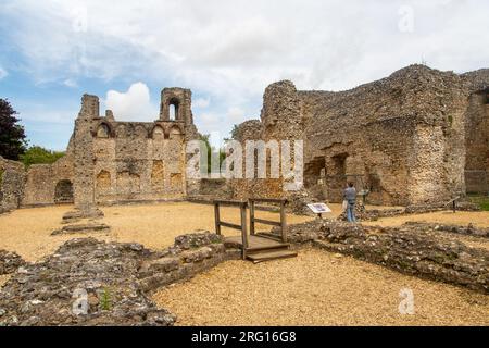 I resti e le rovine del CASTELLO DI WOLVESEY (IL VECCHIO PALAZZO VESCOVILE) nella città di Winchester, nell'Hampshire, gestita dall'English Heritage Foto Stock