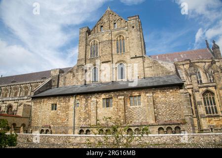 Vista esterna del lato ovest della cattedrale di Winchester nella città di Winchester nell'Hampshire Foto Stock