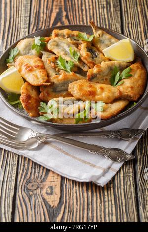 Sano antipasto mediterraneo o greco di acciughe fritte in pastella primo piano sul tavolo. Verticale Foto Stock