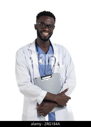 Sorridente giovane afro-americano con occhiali stetoscopio e uniforme che guarda la fotocamera mentre si trova in piedi con le braccia incrociate tenendo appunti e iso Foto Stock