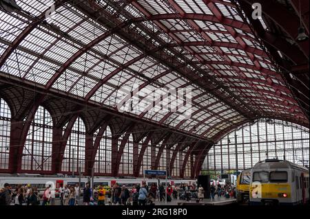 Anversa, Belgio luglio 2023 gruppo di persone viste ad Anversa, stazione centrale Foto Stock