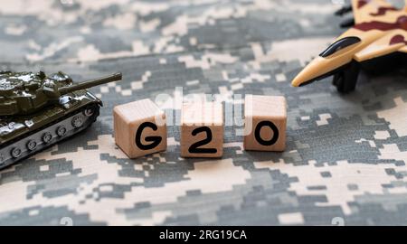 Dovere di parola. Vista dall'alto dei blocchi di legno con lettere sulla superficie bianca G20 Foto Stock