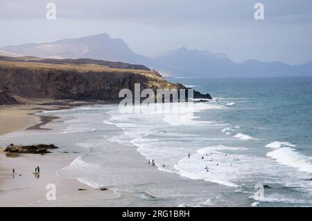 Nuotatori e appassionati di sport acquatici si godono il mare a Fuerteventura, nelle Isole Canarie. Spagna Foto Stock