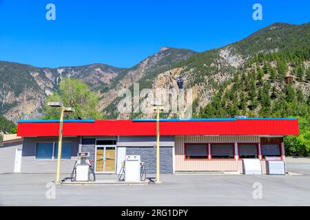 Una vecchia stazione di servizio abbandonata situata nella piccola città di Hedley, British Columbia, Canada, nella Similkameen Valley. Foto Stock