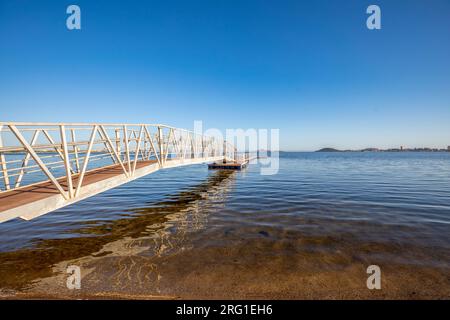 Ponte di ferro e passaggio pedonale in legno sulla spiaggia cristallina di El Mar de Cristal, a Mar Menor, Cartagena, Spagna Foto Stock