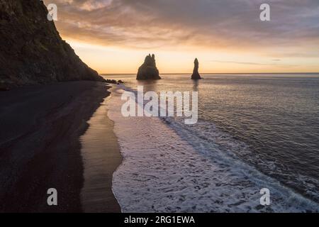 Tramonto aereo sulla spiaggia di Reynisfjara Foto Stock