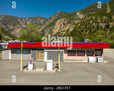 Una vecchia stazione di servizio abbandonata situata nella piccola città di Hedley, British Columbia, Canada, nella Similkameen Valley. Foto Stock