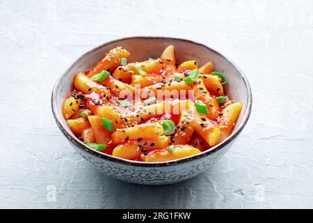 Tteokbokki o topokki, Street food coreano, torte di riso piccanti in salsa gochujang al peperoncino rosso, un piatto popolare Foto Stock