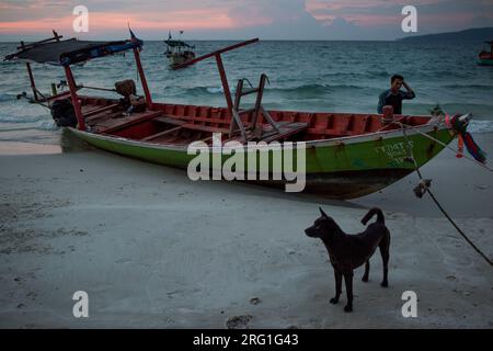 Una barca da pesca ormeggiata presso una spiaggia di sabbia bianca sull'isola di Koh Rong, Cambogia. Foto Stock