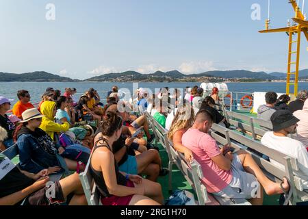 Passeggeri a bordo del traghetto Mar de Ons dalle isole Cies a Vigo, Galizia, Spagna Foto Stock