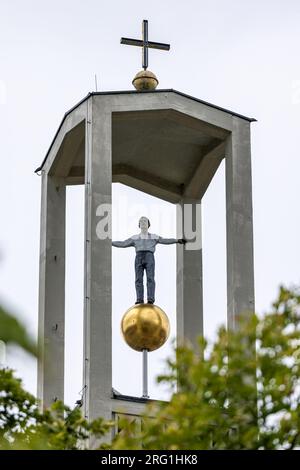 Torre della Chiesa cattolica di Sant'Elisabetta con la scultura "Man in the tower" (2012) dello scultore tedesco Stephan Balkenhol, Kassel, Assia, Germania Foto Stock