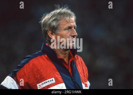FOTO DELL'ARCHIVIO: Heinz HOEHER avrebbe compiuto 85 anni l'11 agosto 2023, Heinz HOEHER, HÃ¶Her, Germania, allenatore di calcio, allenatore, FC Norimberga, osserva il gioco della sua squadra, ritratto, ritratto, immagine singola ritagliata, motivo singolo, 08/26/1987. Â Foto Stock