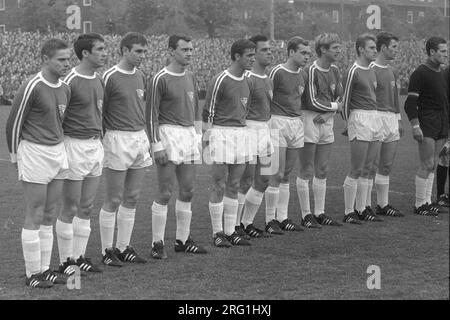 Bochum, Deutschland. 18 marzo 2013. FOTO DELL'ARCHIVIO: Heinz HOEHER avrebbe avuto 85 anni l'11 agosto 2023, la squadra VfL Bochum prima della partita, da sinistra: Juergen JANSEN, (JÃ rgen), Erich SCHILLER, Werner BALTE, Dieter VERSEN, Gustav EVERSBERG, Werner JABLONSKI, Karl-Heinz BOETTCHER, (BÃ¶ttcher), Heinz HOEHER, (HÃ¶lei), Heinz-Juergen BLOME (Heinz-JÃ rgen), Gerd WIESEMES, il portiere Horst CHRISTOPEIT, foto del team, foto del team, semifinali DFB Cup, VfL Bochum - FC Bayern Monaco 2:1 il 15 maggio 1968 a Bochum, registrazione B&N; QF; Â credito: dpa/Alamy Live News Foto Stock