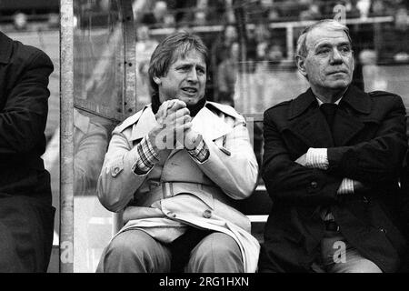 FOTO DELL'ARCHIVIO: Heinz HOEHER avrebbe compiuto 85 anni l'11 agosto 2023, Heinz HOEHER, HÃ¶Her, Germania, allenatore di calcio, MSV Duisburg, osserva la partita della sua squadra, prega, nella partita MSV Duisburg - FC Schalke 04 1:2, Bundesliga, SW recording, 9 febbraio 1980. Â Foto Stock