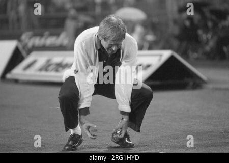 FOTO DELL'ARCHIVIO: Heinz HOEHER avrebbe compiuto 85 anni l'11 agosto 2023, Heinz HOEHER, HÃ¶Her, Germania, allenatore di calcio, allenatore, FC Norimberga, inginocchia disperatamente, arrabbiato, Anger, alla partita FC Nuremberg - SV Waldhof Mannheim 1:1, Bundesliga, il 12 settembre 1986, foto B&N, Â Foto Stock