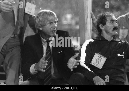 FOTO DELL'ARCHIVIO: Heinz HOEHER avrebbe compiuto 85 anni l'11 agosto 2023, Heinz HOEHER, HÃ¶Her, Germania, allenatore di calcio, PAOK Saloniki, osserva la partita della sua squadra, nella partita Eintracht Frankfurt - PAOK Saloniki 2:0, Coppa delle Coppe europee, 16 settembre 1981, B&N Photo, Â Foto Stock