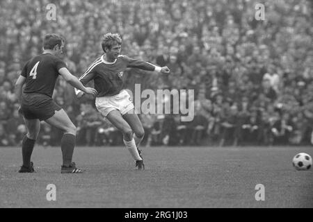 Bochum, Deutschland. 18 marzo 2013. FOTO DELL'ARCHIVIO: Heinz HOEHER avrebbe compiuto 85 anni l'11 agosto 2023, Heinz HOEHER, (HÃ¶HER), giusto, VFL Bochum, in duelli contro Peter WERNER, FCB, azione, DFB Cup semifinale VfL Bochum - FC Bayern Monaco 2:1 il 15 maggio 1968 a Bochum, registrazione in bianco e nero; QF; Â Credit: dpa/Alamy Live News Foto Stock