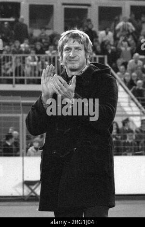 FOTO DELL'ARCHIVIO: Heinz HOEHER avrebbe compiuto 85 anni l'11 agosto 2023, Heinz HOEHER, HÃ¶Her, Germania, allenatore di calcio, allenatore, VfL Bochum, osserva la partita della sua squadra, applaude, nella partita fortuna Dusseldorf - VfL Bochum 0 :1 il 23/11/1974, B/N registrazione, Â Foto Stock