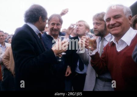 FOTO ARCHIVIO: Heinz HOEHER avrebbe avuto 85 anni l'11 agosto 2023, Gerhard (Gerd) SCHMELZER, sinistra, presidente del FC Norimberga, ufficiale, presidente, festeggia con l'allenatore Heinz HOEHER, HÃ¶lei, 2.sinistra a destra l'ascesa del Club nella 1 ° Bundesliga, brindano con un bicchiere di spumante, 06/09/1985, Â Foto Stock