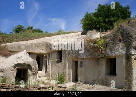 Noszvaj abitazioni grotta, grotte artificiali scavate in morbido tufo di riolite, Noszvaj, vicino Eger, Ungheria Foto Stock