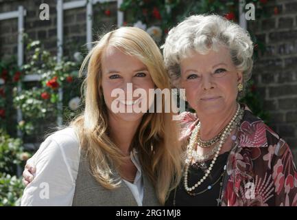 FOTO ARCHIVIO: Grit BOETTCHER compie 85 anni il 10 agosto 2023, Linda de MOL (a sinistra), NED, NL, Paesi Bassi, presentatrice, attrice, ritratto, ritratto, interpreta il ruolo di Anna Kampmann, e Grit BOETTCHER, attrice, interpreta il ruolo di zia Emmy, qui durante le riprese della serie televisiva ZDF 'Feine Freundinnen', qui l'episodio 'amore su Detours', che la seconda televisione tedesca trasmetterà ogni martedì alle 22:45 dal 10 luglio 2007 al 27 giugno 2007? SVEN SIMON#Prinzess-Luise-Strasse 41#45479 Muelheim/R uhr #tel. 0208/9413250#fax. 0208/9413260# Postgiro Essen No. 244 293 433 (BLZ 360 100 43 Foto Stock