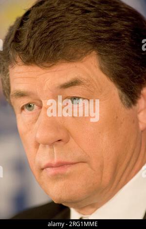 FOTO ARCHIVIO: Otto REHHHAGEL compie 85 anni il 9 agosto 2023 otto REHHAGEL, allenatore nazionale della nazionale greca di calcio, durante il sorteggio per la FIFA Confederations Cup 2005 a Francoforte/Main Soccer International il 1 novembre 2004 ?Sven Simon#Prinzess-Luise-Strasse 41 #45479 Muelheim/R uhr #tel. 0208/9413250#fax. 0208/9413260#KTO.1428150 C ommerzbank e ssen BLZ 36040039# www.SvenSimon.net. Foto Stock