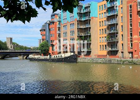 Vista a monte sul fiume Avon dal gallese verso il ponte di Bristol, Castle Hill e la chiesa di San Pietro, Bristol. Foto Stock