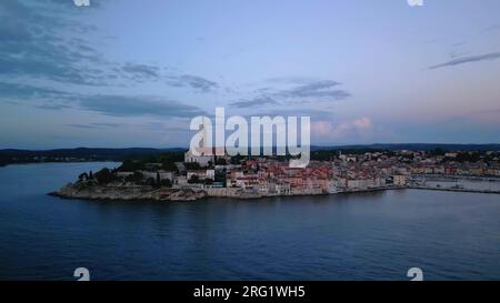 Panorama aereo al tramonto della città vecchia di Rovigno, la famosa antica città croata in Istria, Croazia Foto Stock