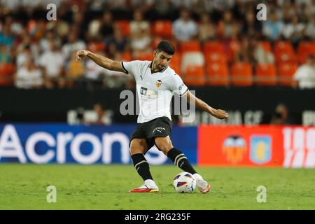 Valencia, Spagna. 5 agosto 2023. Cenk Ozkacar (Valencia) calcio/calcio : spagnolo pre-stagione 'Trofeo Naranjaa' partita tra Valencia CF 1-2 Aston Villa FC al campo de Mestalla di Valencia, Spagna . Crediti: Mutsu Kawamori/AFLO/Alamy Live News Foto Stock