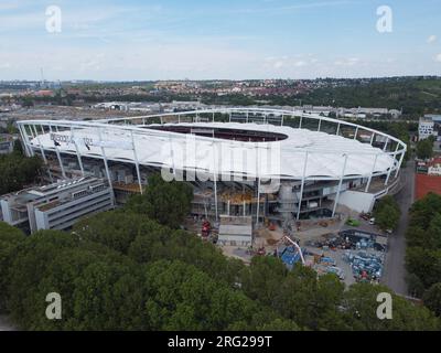 Stoccarda, Baden-Württemberg, Germania - 12 luglio 2023: Ripresa aerea della MPHArena in fase di ristrutturazione per UEFO Euro 2024 con Stoccarda in backgroun Foto Stock