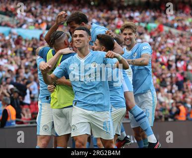 Phil Foden del Manchester City celebra il gol di Cole Palmer del Manchester City durante LA partita di fa COMMUNITY SHIELD tra il Manchester City e l'Arsen Foto Stock