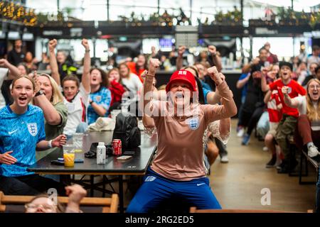 Londra, Regno Unito. 7 agosto 2023. I tifosi del BOXPARK a Wembley Park reagiscono durante la vittoria ai calci di rigore dell'Inghilterra mentre guardano la trasmissione in diretta sul grande schermo della partita inglese del 16 round contro la Nigeria nella Coppa del mondo femminile FIFA 2023, che si sta giocando in Australia e nuova Zelanda. Crediti: Stephen Chung / Alamy Live News Foto Stock