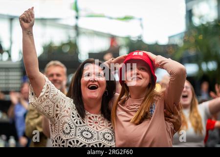 Londra, Regno Unito. 7 agosto 2023. I tifosi del BOXPARK a Wembley Park reagiscono durante la vittoria ai calci di rigore dell'Inghilterra mentre guardano la trasmissione in diretta sul grande schermo della partita inglese del 16 round contro la Nigeria nella Coppa del mondo femminile FIFA 2023, che si sta giocando in Australia e nuova Zelanda. Crediti: Stephen Chung / Alamy Live News Foto Stock