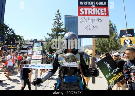 LOS ANGELES - 4 agosto: Strikers at SAG/AFTRA e WGA Strike agli Universal Studios il 4 agosto 2023 a Universal City, CALIFORNIA Foto Stock