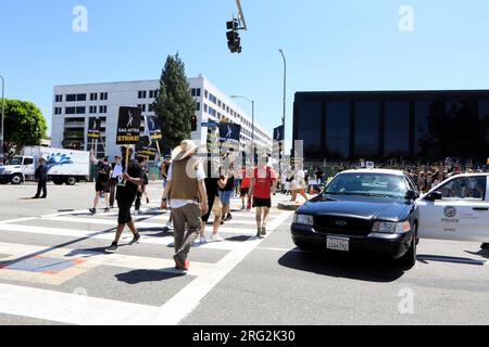 LOS ANGELES - agosto 4: La polizia ha chiuso Lankershim Blvd per sciopero a SAG/AFTRA e WGA Strike agli Universal Studios il 4 agosto 2023 a Universal City, CALIFORNIA Foto Stock