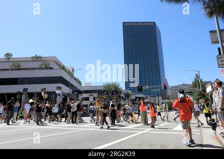 LOS ANGELES - 4 agosto: Strikers at SAG/AFTRA e WGA Strike agli Universal Studios il 4 agosto 2023 a Universal City, CALIFORNIA Foto Stock