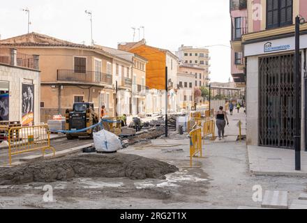 Manacor, Spagna; 21 luglio 2023: Lavori di costruzione nel centro storico della città di Maiorca di Manacor, Spagna Foto Stock