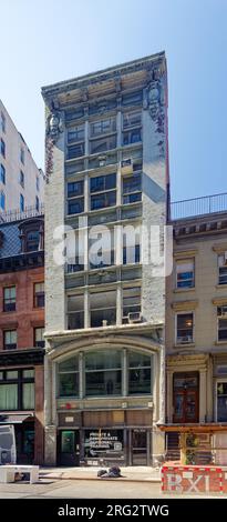 Ladies’ Mile Historic District: 48 W 22nd St., un loft in stile neorinascimentale, qui mostrato chiaramente che necessita di manutenzione. Foto Stock