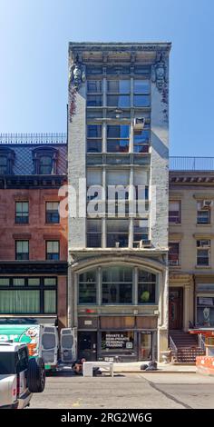 Ladies’ Mile Historic District: 48 W 22nd St., un loft in stile neorinascimentale, qui mostrato chiaramente che necessita di manutenzione. Foto Stock