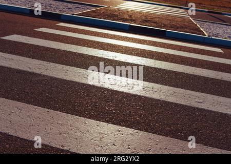 Passeggia in città al tramonto, vista dall'angolazione della fotocamera Foto Stock