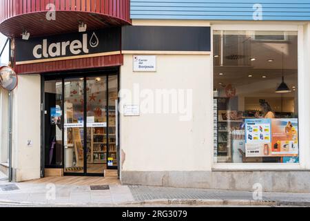 Manacor, Spagna; 21 luglio 2023: Facciata della Clarel Cosmetics Company. Manacor, isola di Maiorca, Spagna Foto Stock