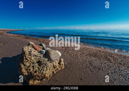 Roccia sulla riva del lago, Issyk-Kul, Kirghizistan Foto Stock