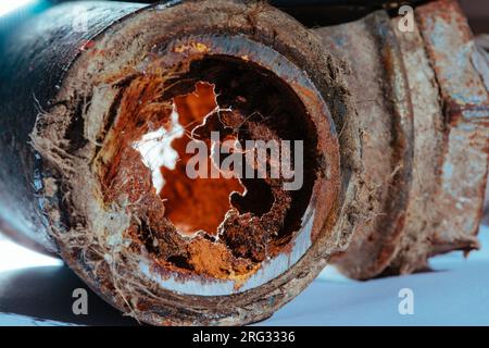 Tubo dell'acqua arrugginito in un taglio da vicino Foto Stock