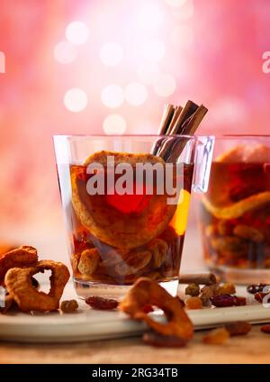 L'autunno e l'inverno beve con frutta secca e bacche. Bevanda tradizionale per Natale. Foto Stock