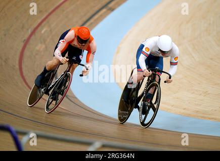 Il britannico Jack Carlin (a destra) e l'olandese Harrie Lavreysen in azione nelle semifinali Men's Elite Sprint durante il quinto giorno dei Campionati del mondo di ciclismo UCI 2023 al Sir Chris Hoy Velodrome di Glasgow. Data immagine: Lunedì 7 agosto 2023. Foto Stock