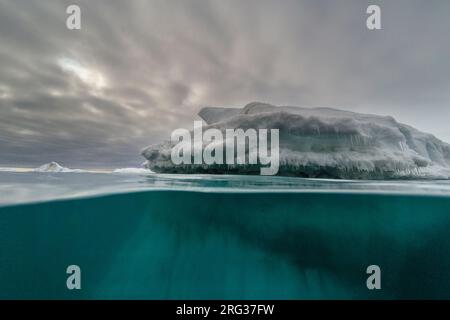 Una vista sovra-sotto di un iceberg. Vibebukta, Austfonna, Nordaustl, Svalbard, Norvegia Foto Stock