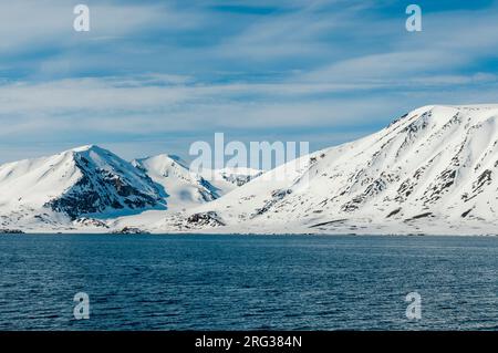 Ghiacciaio di Monaco al largo delle rive dell'Oceano Artico. Ghiacciaio di Monaco, Isola di Spitsbergen, Svalbard, Norvegia. Foto Stock